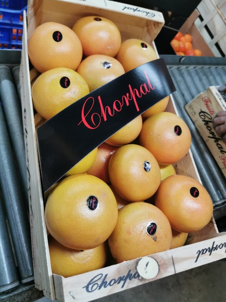 Fotografía de pomelos empacados en caja de madera